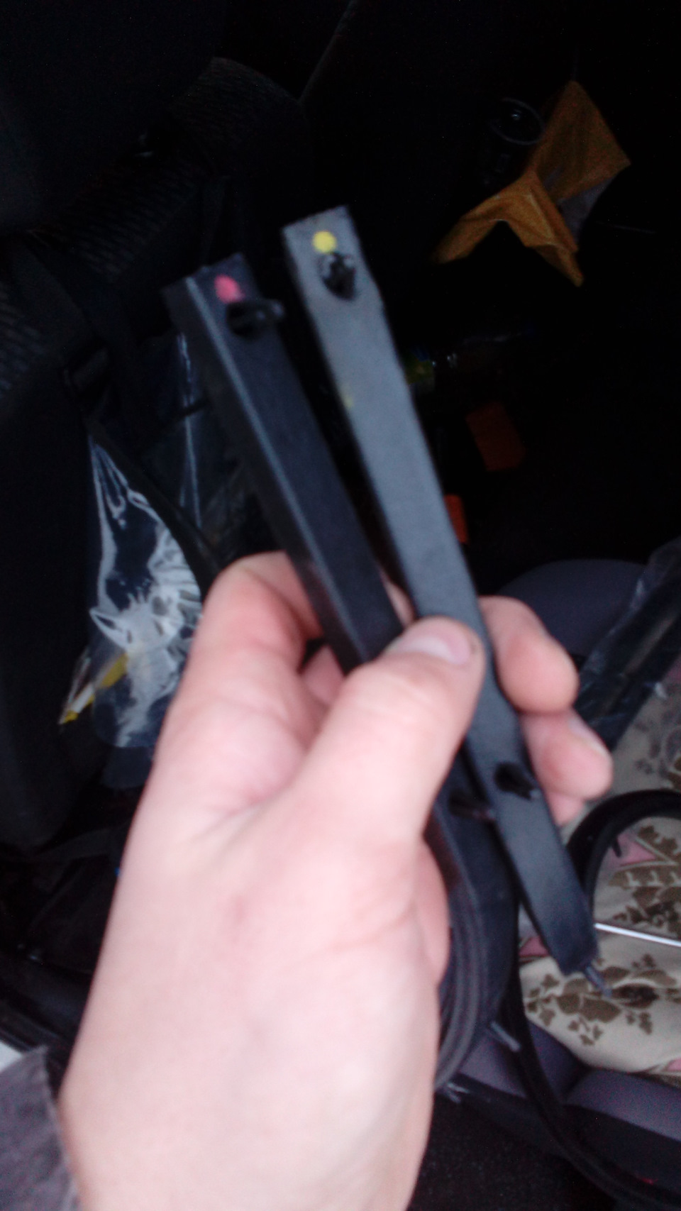 у верхнего края стоят метки, на передних меток нет, ставятся широкой частью к кузову. — Lada Калина Универсал (2G)