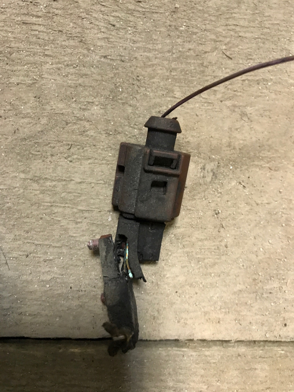 вот что бывает, когда снимается передняя часть авто и забывают отстыковать разъем — делал не хороший человек — редиска — Audi Allroad (C5)