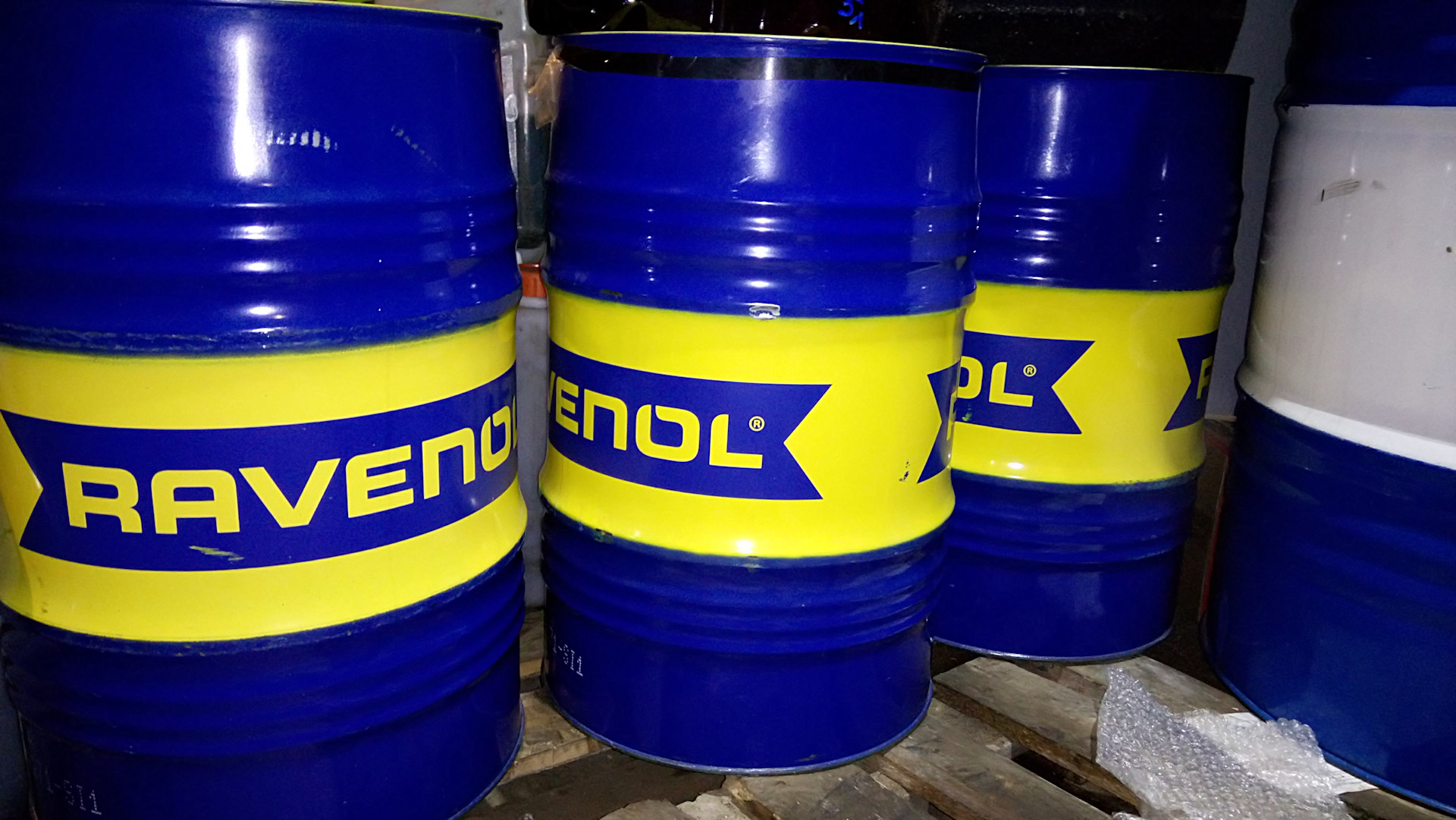 Масла 11. Ravenol 208 бочка. Ravenol 5w40 бочка. Бочка 200л Равенол HCS. Трансмиссионное масло Ravenol ATF ZMS 208л.