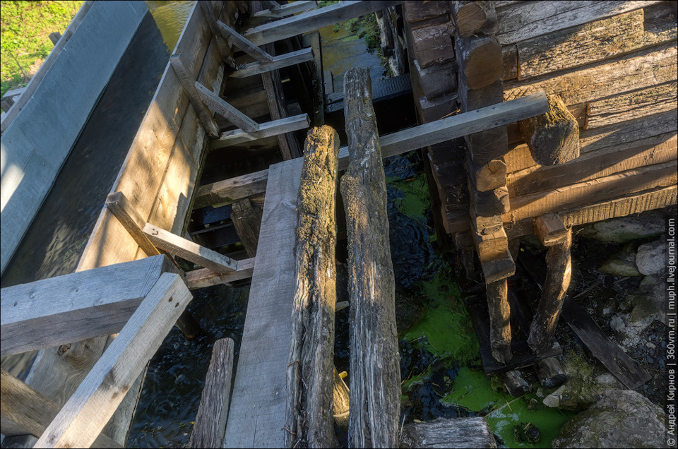 водяная мельница в красниково история. df917c1s 960. водяная мельница в красниково история фото. водяная мельница в красниково история-df917c1s 960. картинка водяная мельница в красниково история. картинка df917c1s 960. В моем блоге уже немало фоторассказов о самых разнообразных мельницах, но водяных среди них не так уж и много. Поэтому сегодняшний пост как раз о такой. Мельница находится на окраине села Красниково Курской области на речке Нагольненский Колодезь. Кстати, в сети эту речушку сплошь и рядом называют Крюком (реже — Ручей Широкий). Предположу, что это, скорее всего, устаревший местный гидроним, так как на всех картах река называется именно Нагольненский Колодезь либо Нагольненский Колодец. Кроме того, курские СМИ растиражировали версию о том, что это единственная сохранившаяся мельница подобного типа в Черноземье, но это тоже не верно. водяная мельница в красниково история. df917c1s 960. водяная мельница в красниково история фото. водяная мельница в красниково история-df917c1s 960. картинка водяная мельница в красниково история. картинка df917c1s 960. В моем блоге уже немало фоторассказов о самых разнообразных мельницах, но водяных среди них не так уж и много. Поэтому сегодняшний пост как раз о такой. Мельница находится на окраине села Красниково Курской области на речке Нагольненский Колодезь. Кстати, в сети эту речушку сплошь и рядом называют Крюком (реже — Ручей Широкий). Предположу, что это, скорее всего, устаревший местный гидроним, так как на всех картах река называется именно Нагольненский Колодезь либо Нагольненский Колодец. Кроме того, курские СМИ растиражировали версию о том, что это единственная сохранившаяся мельница подобного типа в Черноземье, но это тоже не верно.