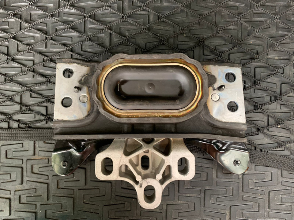 8S0199555 Подушка лапа двигателя VAG | Запчасти на DRIVE2