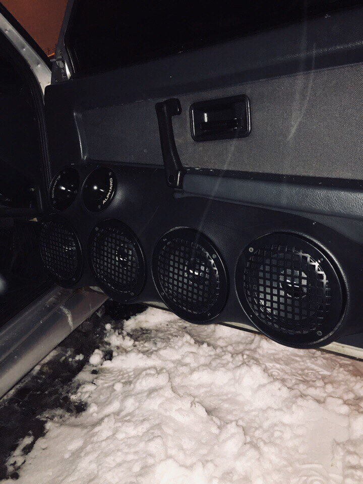Временный сабвуфер, магнитола в броне, грили на динамики — Lada 2113, 1 ...