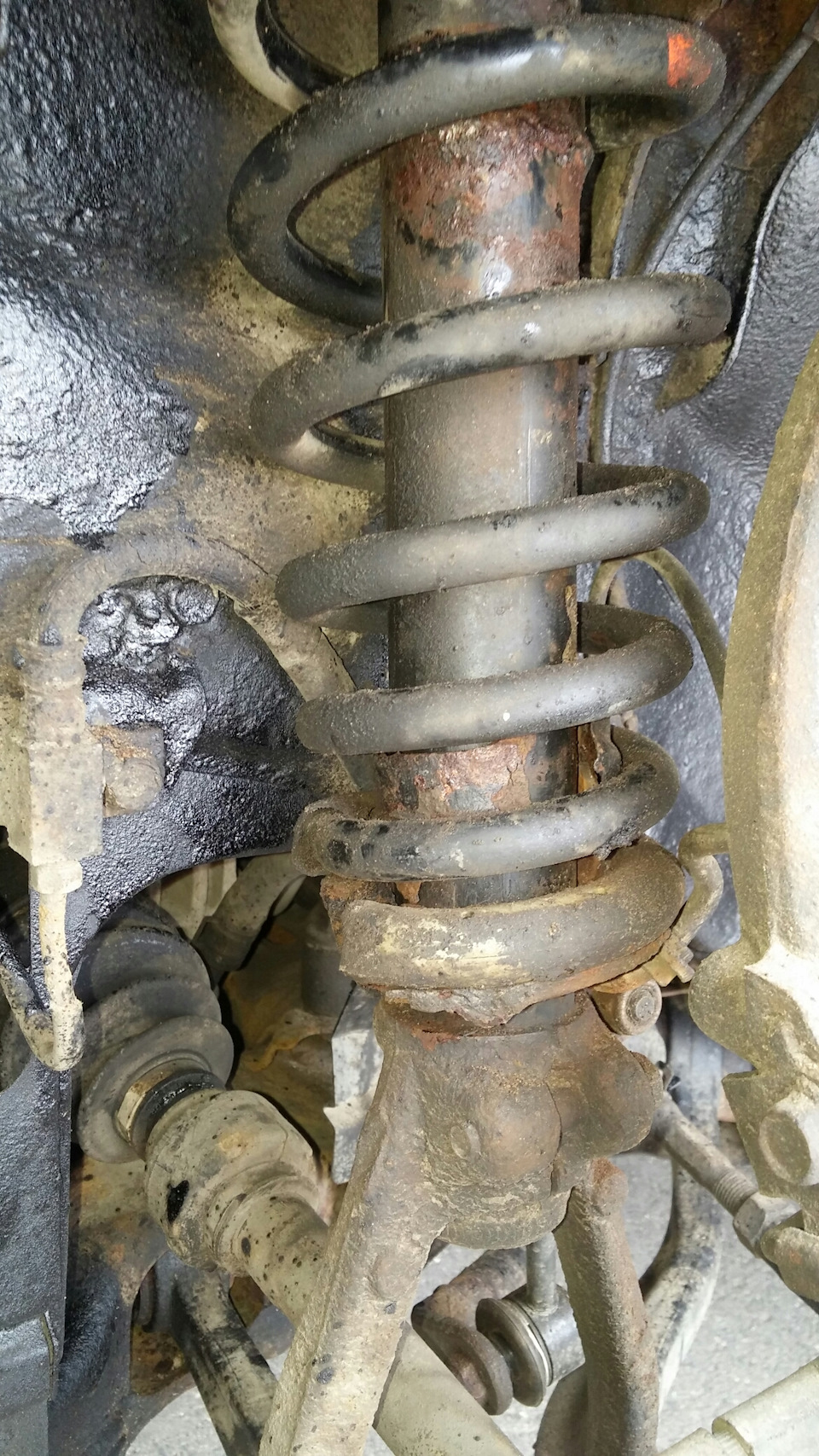 поломка амортизатора (переднего левого) — Mazda 6 (1G) GG, 2 л, 2003 ...