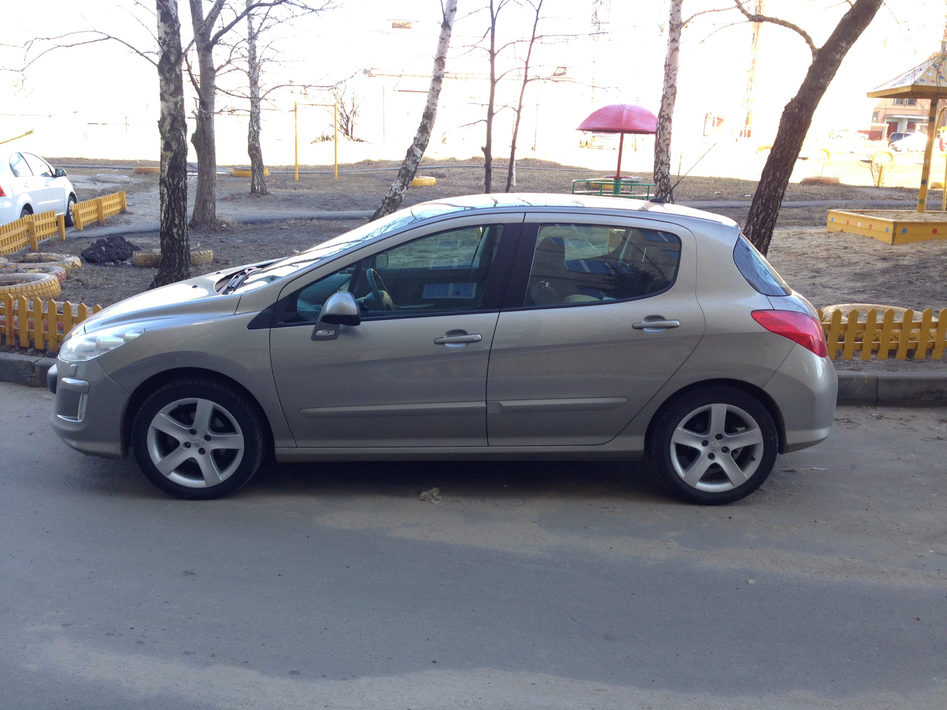 Пежо 308 на 16 дисках фото Переобулись 235/45/17 - Peugeot 308 (1G), 1,6 л, 2010 года колёсные диски DRIVE2