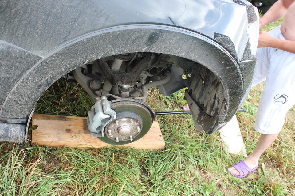 Сняли колесо. — Mitsubishi Pajero (4G)