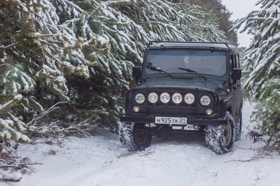 Включи про уазиков. Уаз буханка грязь бездорожье. Включи про уазиков. Включи про уазиков. Уаз буханка едет по грязи.