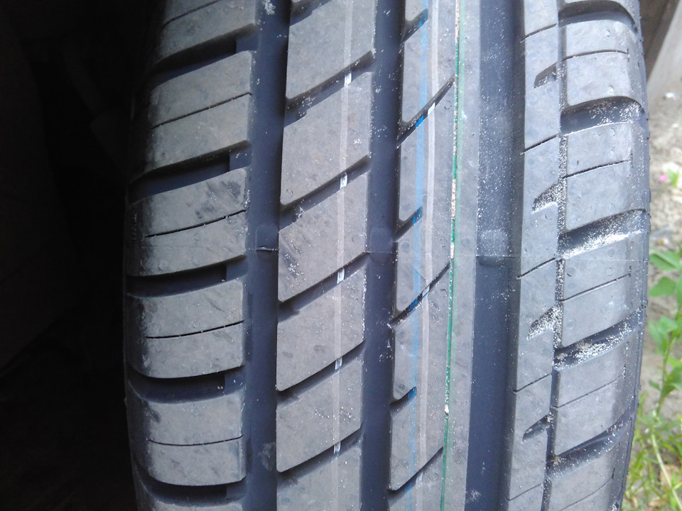 Асимметричный рисунок и три продольные канавки для отвода воды. Причем одна шире двух других! — Peugeot 307 SW