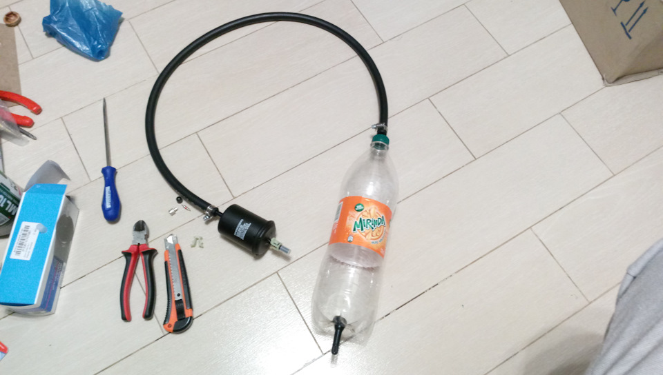 Шланг с 1 стороны соединяем с ниппелем на крышке, с другой — с топливным фильтром. — Daewoo Leganza