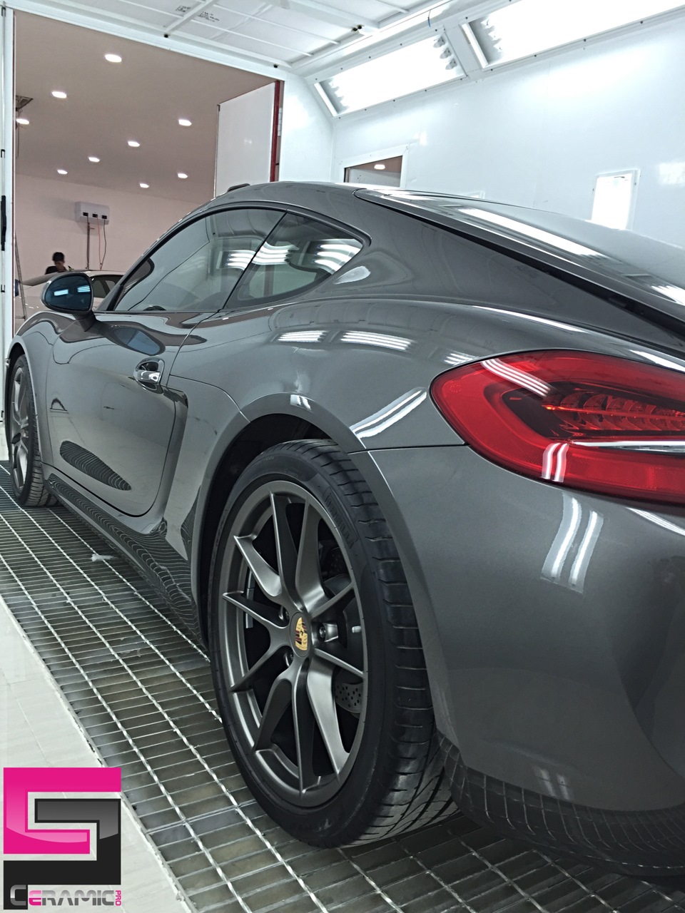 Ещё не окончена внутренняя отделка нового авторизованного центра, а ...