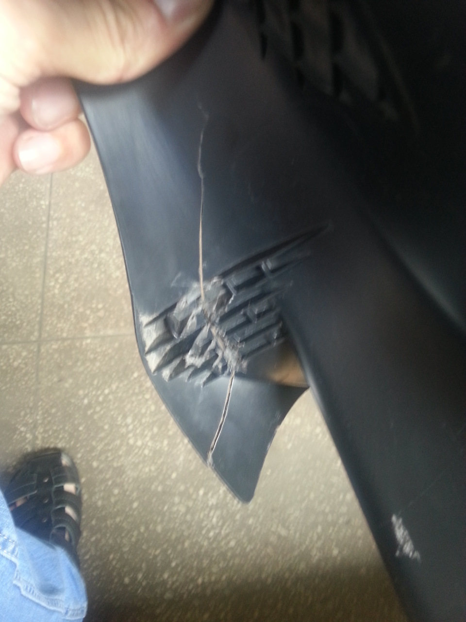 Треснул пластик сиденья… — Volkswagen Passat B6, 1,6 л, 2008 года ...