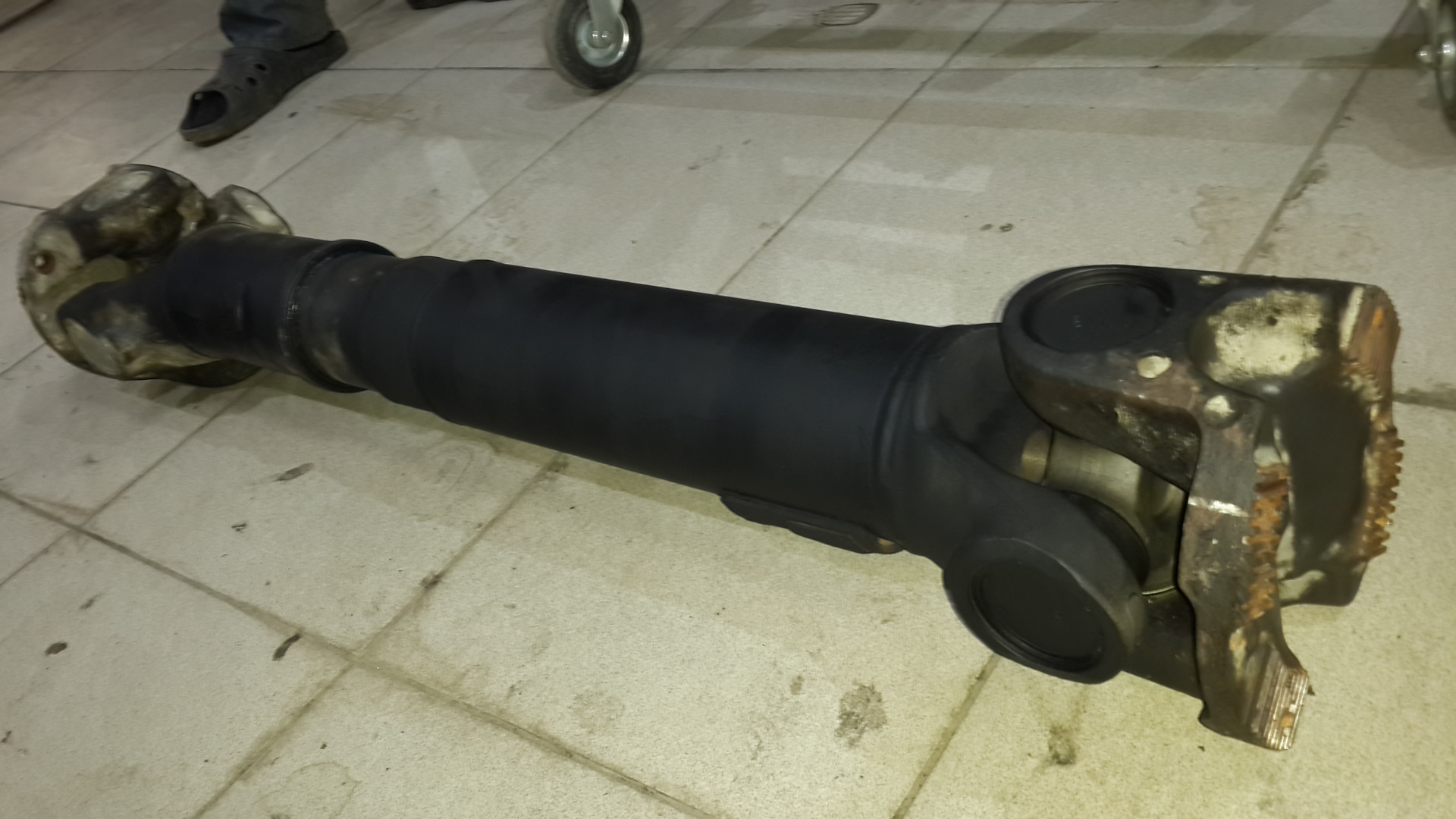 карданный вал скания. карданный вал scania 6*6. промежуточный кардан скания. кардан 1796593. 1796589 скания карданный вал.