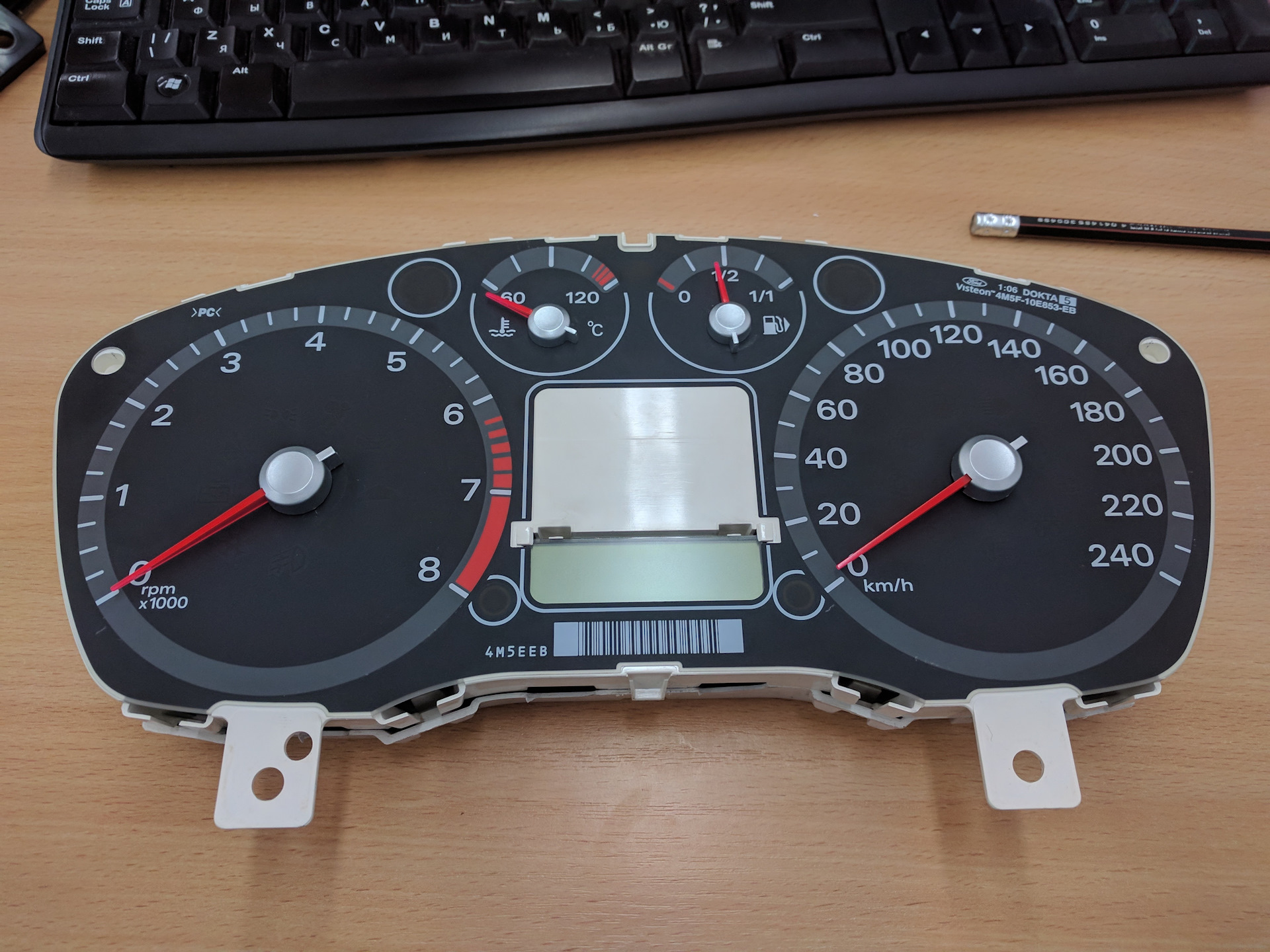 Спидометр лада калина 1. Стрелка спидометра не опускается. Форд фокус 2 одометр в милях. Стрелка спидометра не опускается. 6.