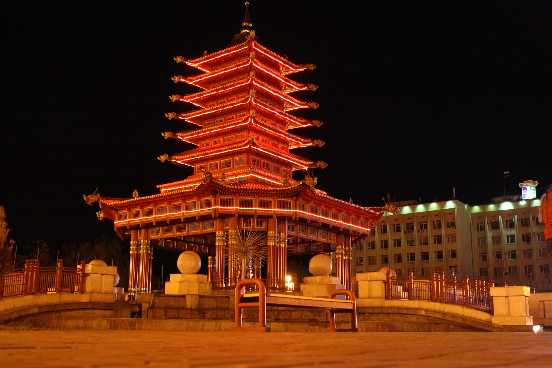 Речной вокзал хабаровск. Какая градус пагоды теплый. Пагода камсамол на амур. Комсомольск памятник первостроителям. Амурск хабаровский край.