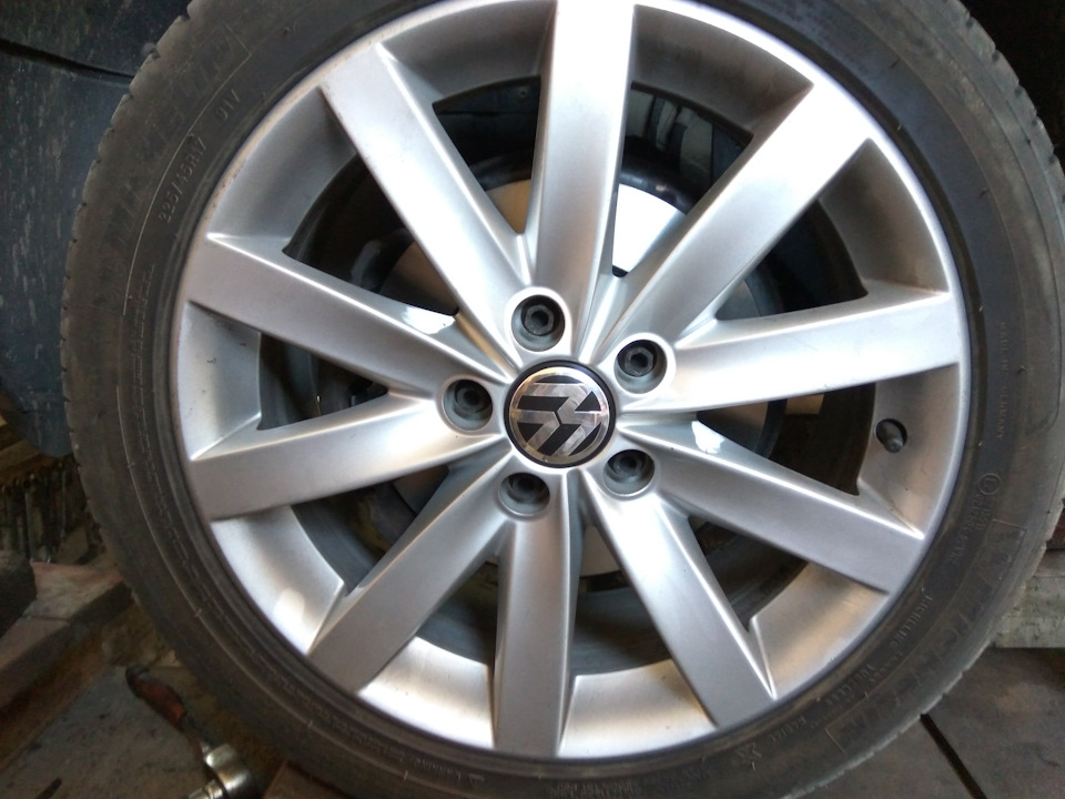 Замена передних колодок и передних тормозных дисков — Volkswagen Golf ...