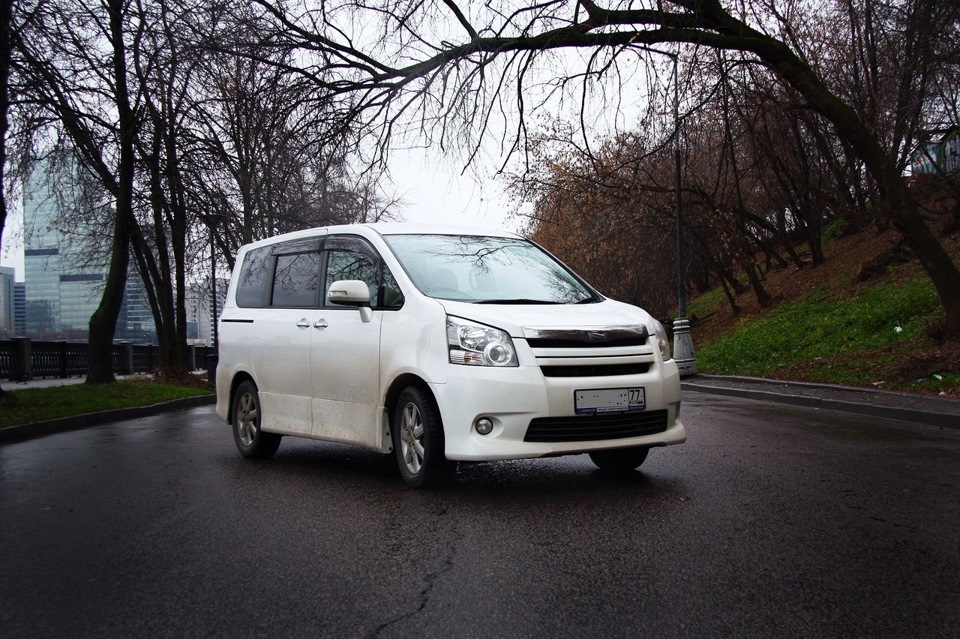 Noah ii. Тойота Ноах белая. Toyota Noah 2009 белая. Тойота Ноах 2009г в белом. Тойота Ноах 2009 белая.