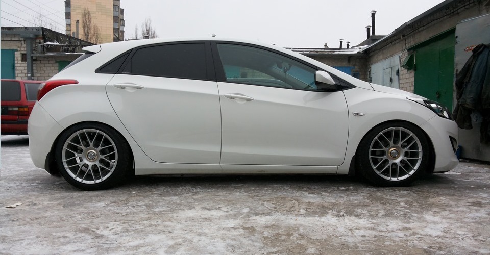 Hyundai i30 2010 stance