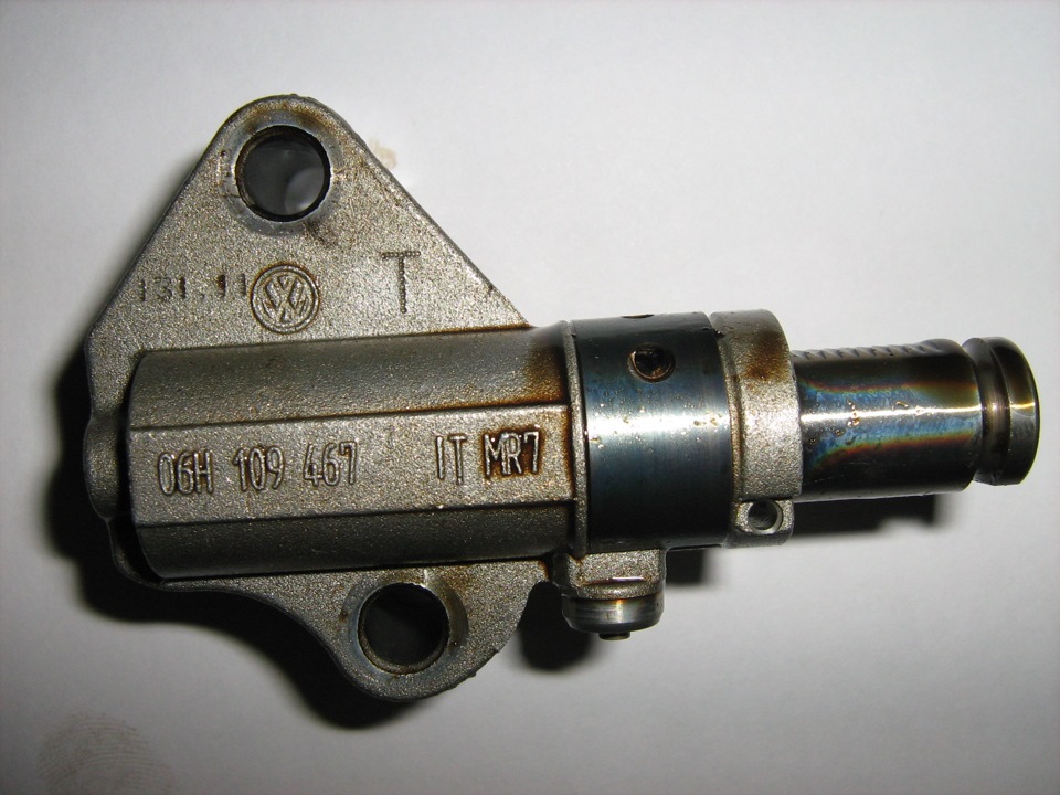 натяжитель старого образца — Skoda Octavia A5 Mk2. Запчасти на фото: 06H109467