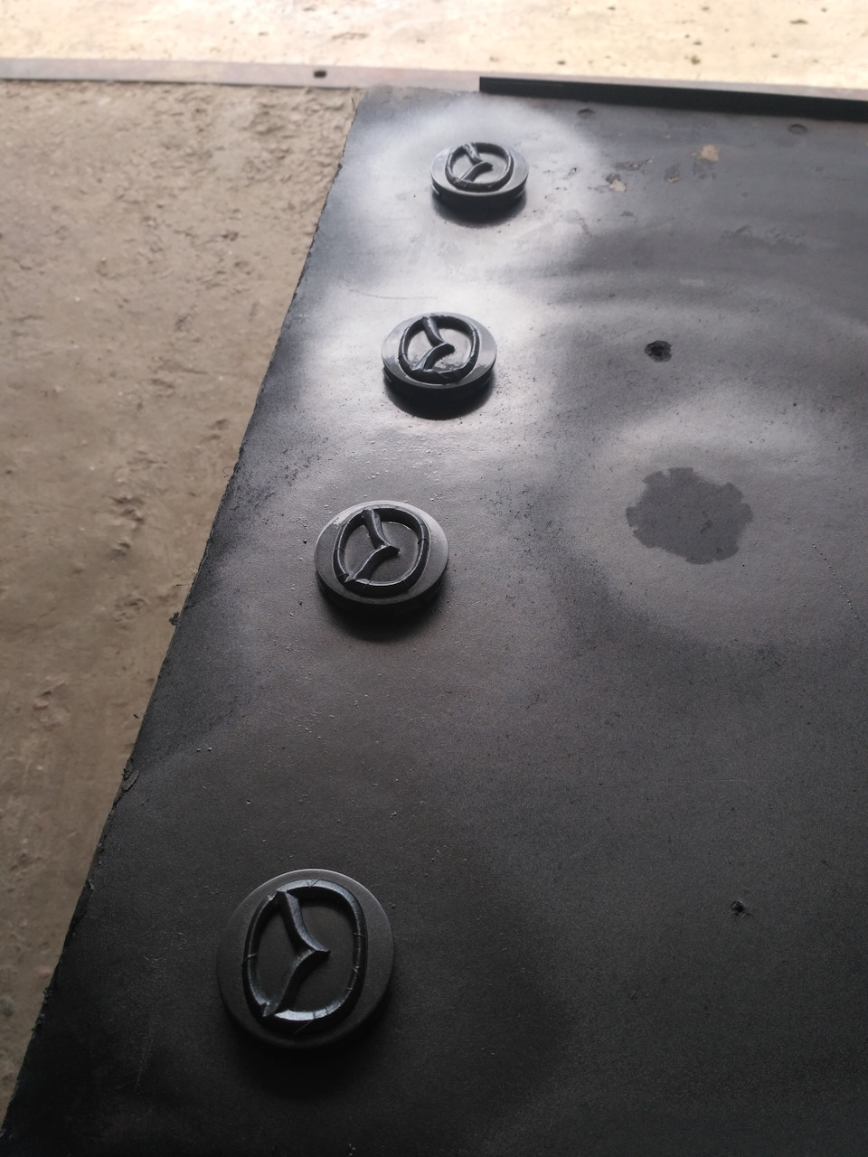 Немного муторно было обклеивать шильдик но мы справились! — Mazda 3 (1G) BK