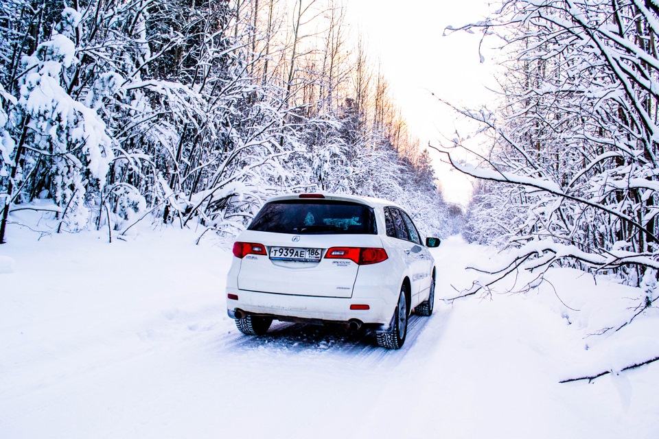 машина зимой. митсубиси лансер 10 белая в снегу. форд фокус 2 хэтчбек зимой. тойота марк 90 зима дрифт. Bmw yellow.
