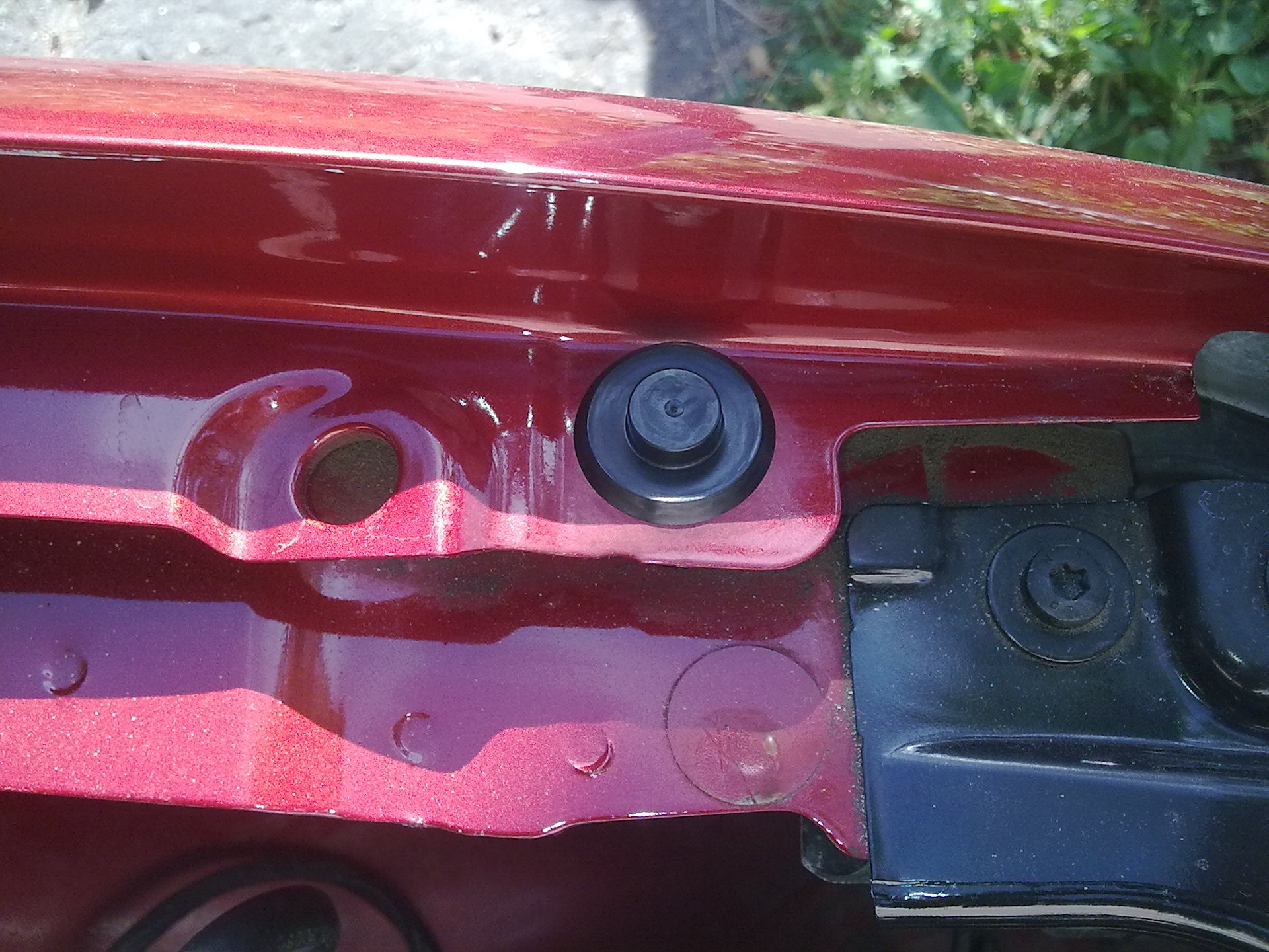 Заглушки болтов под капотом — Volkswagen Polo Sedan, 1,6 л., 2012 года ...