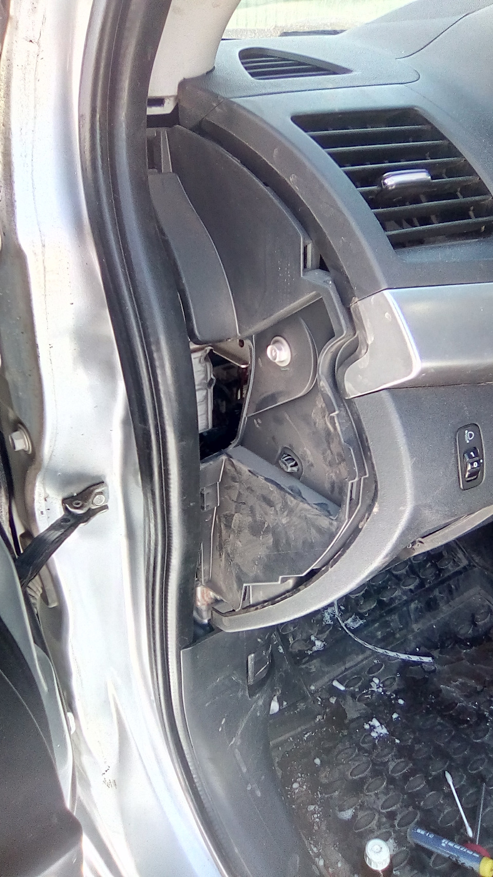 Чтоб удобней подключиться к ETAKS, снял боковую панель. — Mitsubishi Lancer X