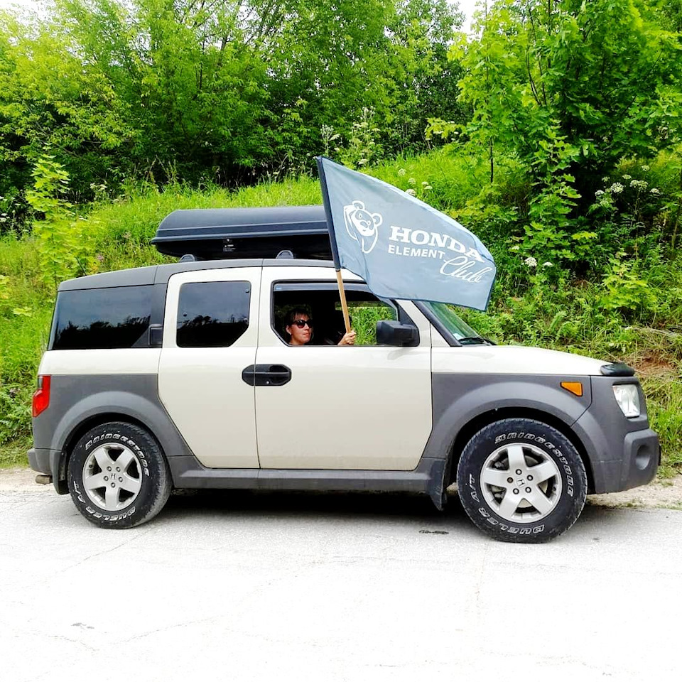 Ирина Янусова с флагом — Honda Element