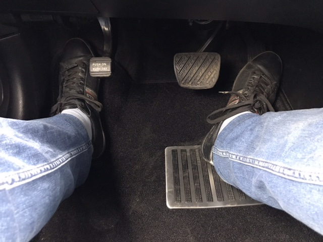 В моём случае пластина располагается удобно. Иногда сильно заваливаю ногу набок к педали газа, тогда пятка оказывается на границе накладки и ворса. — Nissan Teana (J32)