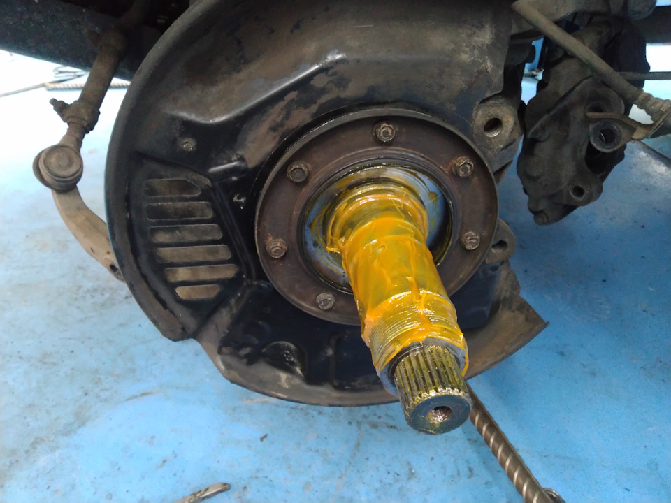 смазываем цапфу — Toyota Hilux Surf (2G)