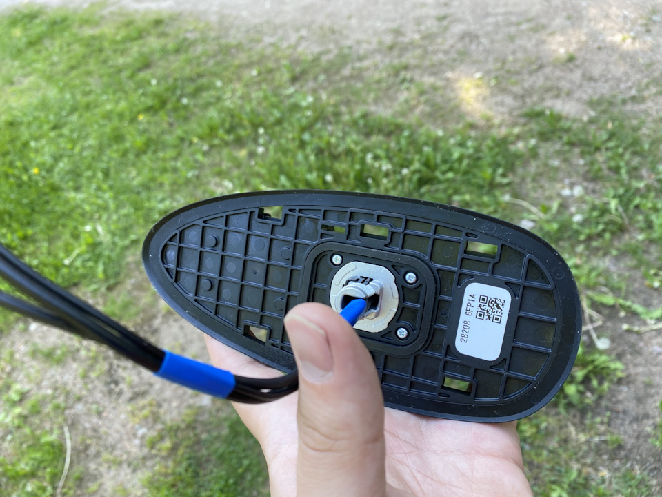 антенна (28208-6FP1A) — Nissan Tiida (2G). Запчасти на фото: 282086FP1A