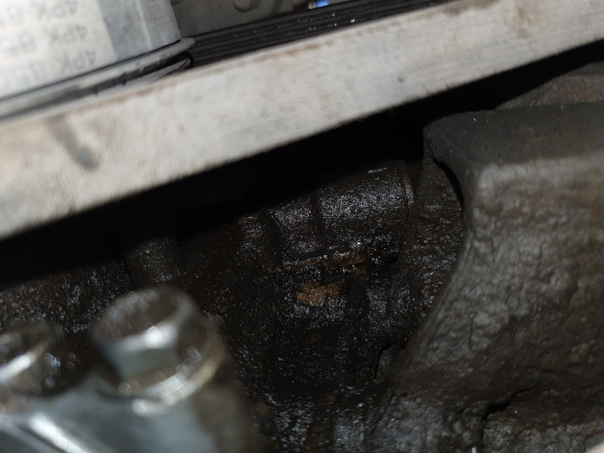 Течёт ручьём из помпы. Устранение течи масла. Устранение течей двигателя. 4213 ручьем течет антифриз. Течет масло из под головки блока цилиндров.