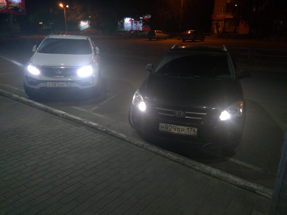 Фото для сравнения. У Sportage горят ходовые огни. — KIA Ceed SW (1G). Запчасти на фото: BP174