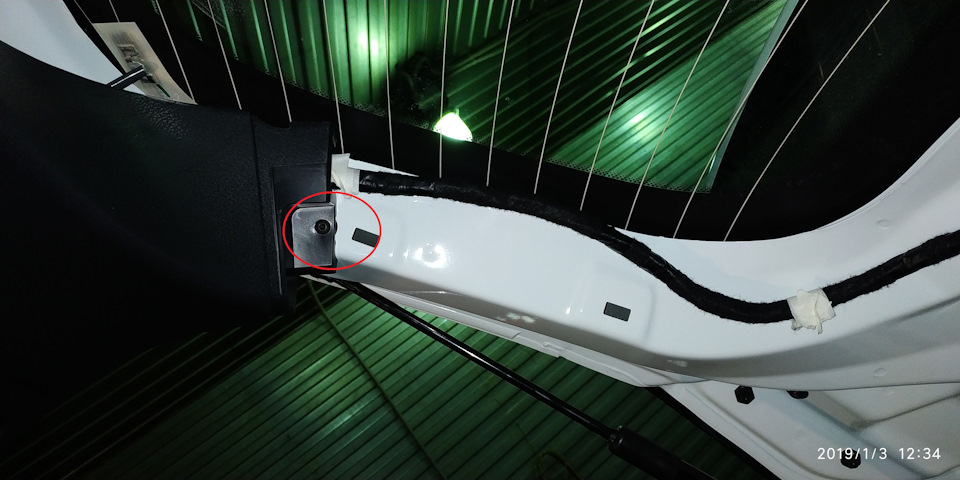 Откручиваем с 2-х сторон эти саморезы — Lada Vesta SW (1G)