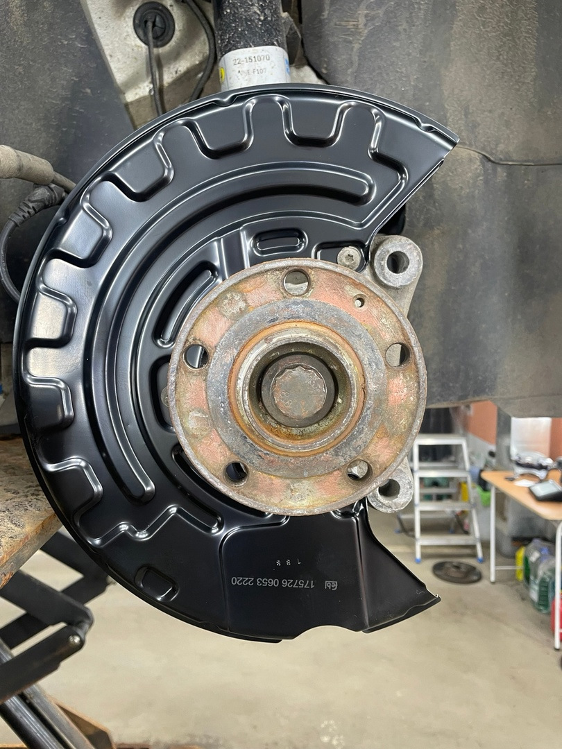 Новый щиток под 345 диск. — Volkswagen Passat Variant (B6). Запчасти на фото: 22151070