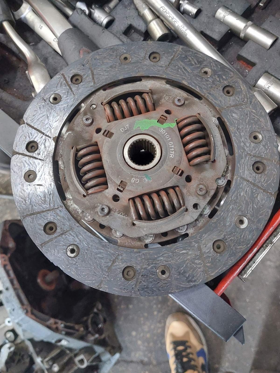 до заклепок — Renault Clio IV. Запчасти на фото: 809591