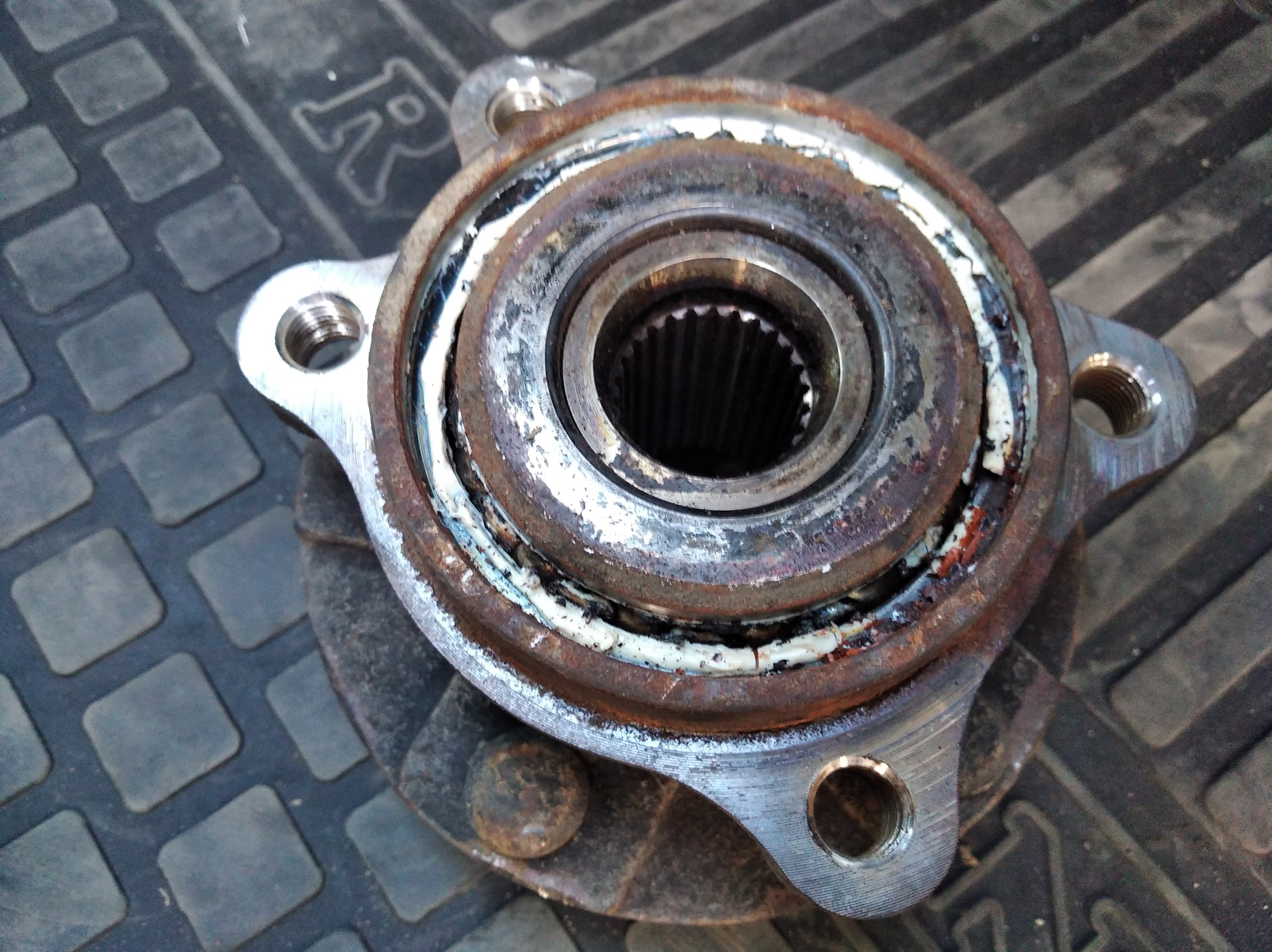Сдохла передняя ступица — Toyota Corolla (140/150), 1,6 л, 2011 года ...