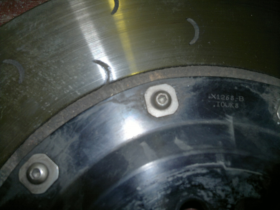 Левый диск крупно, примерно такие трещины на всех местах креплений — Nissan GT-R (R35)