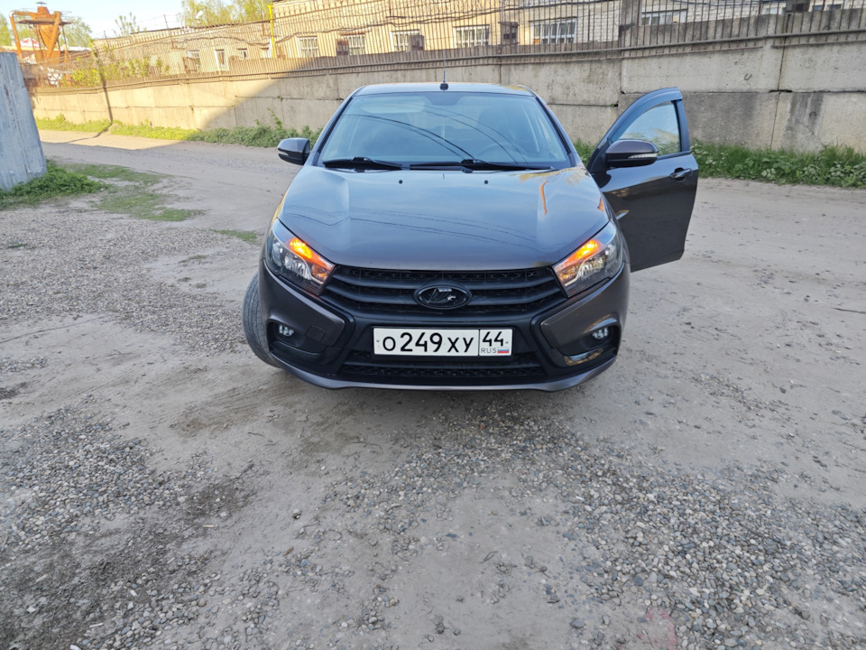 Черный перед и оранжевые ДХО — Lada Vesta (1G), 1,6 л, 2016 года ...