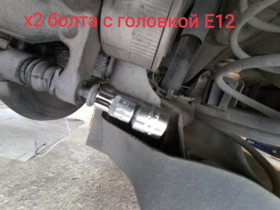 Потом головкой Е12 откручиваем 2 направляющих болта суппорта и снимаем суппорт. Одну из 4-ёх направляющих проверил, смазка там в отличном состоянии, другие трогать не стал. — Opel Grandland X