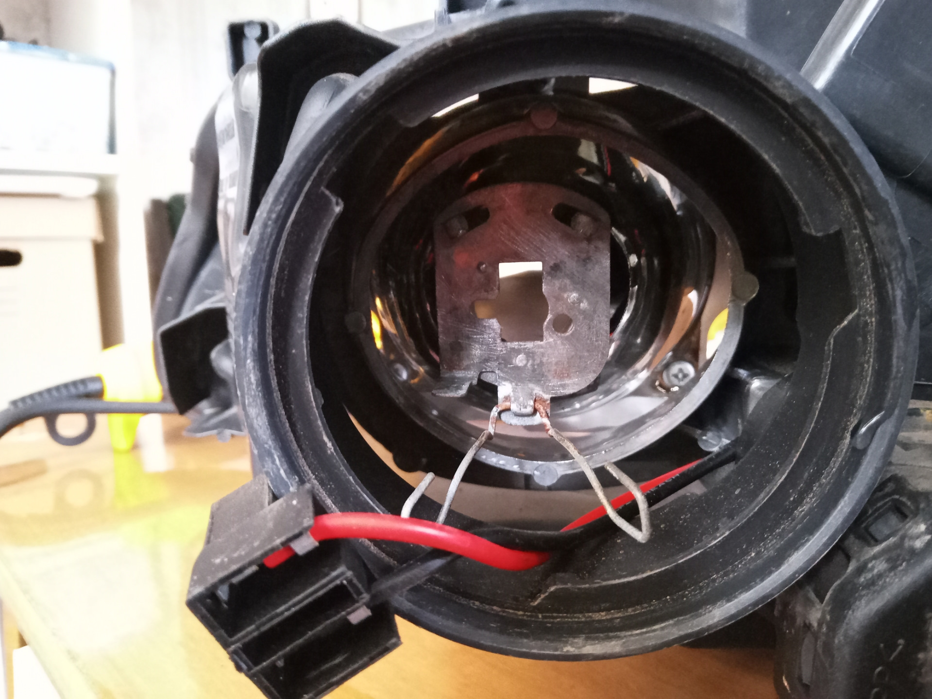 Замена отражателей в фарах Depo — Nissan Almera II (N16), 1,5 л, 2005 ...