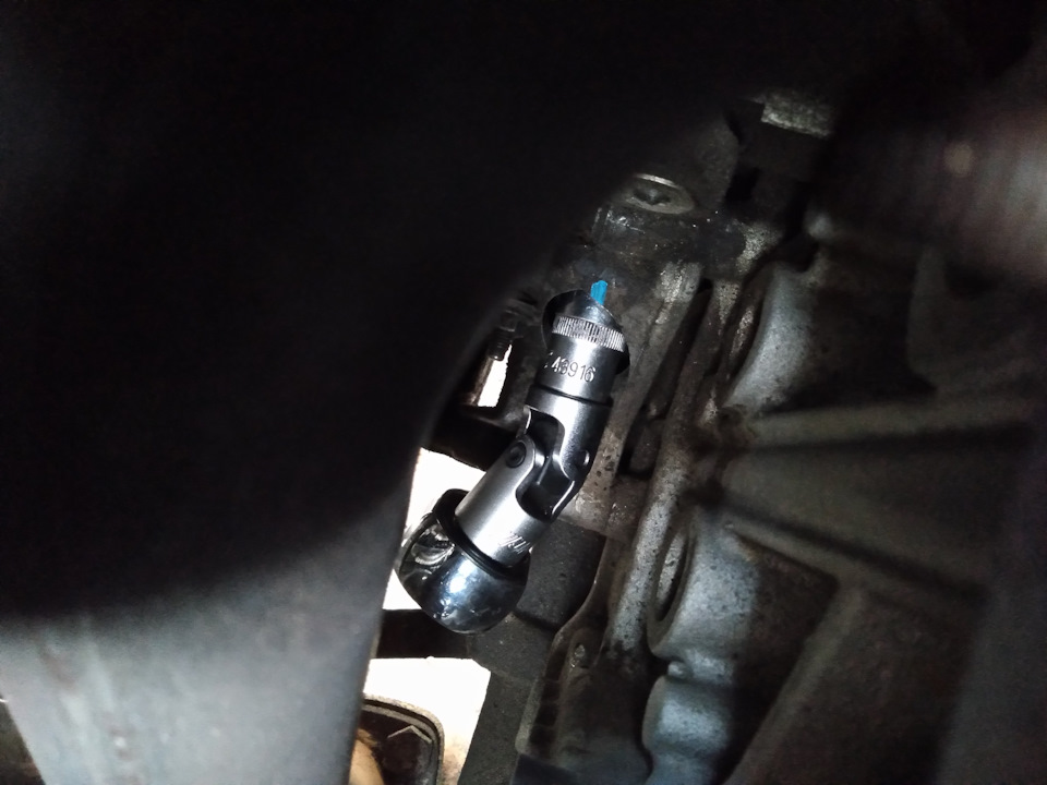 Место крепления болта натяжителя, крайне неудобное — Volkswagen Polo Sedan