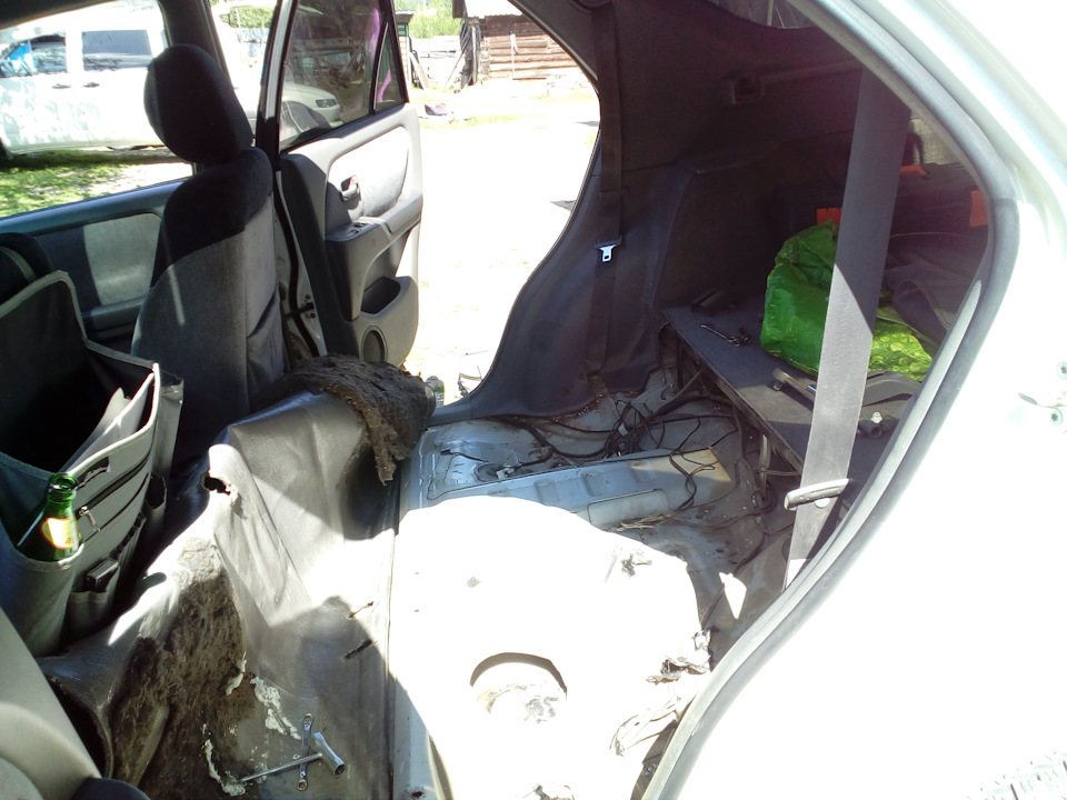 В салоне все убираем, и зато после работы наводим чистоту. — Toyota Harrier (1G)