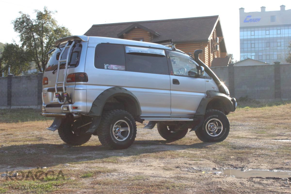 Двигатель mitsubishi delica. Делика на 31 колесах. Митсубиси Делика на 33 колёсах. Делика на 33х колесах. MMC Delica 31 колеса.