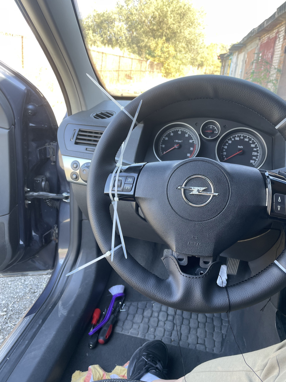 Сменила оплетку на руле — Opel Astra H, 1,6 л, 2008 года | своими ...