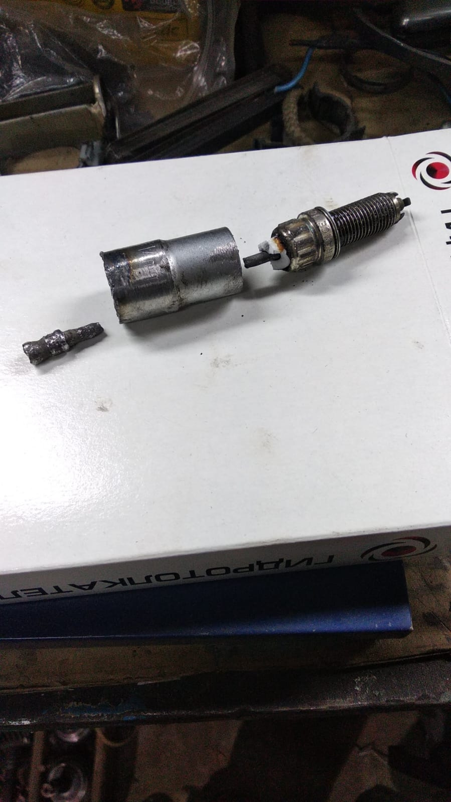 Нежланчик в свечном колодце — Peugeot 308 (1G), 1,6 л, 2008 года ...