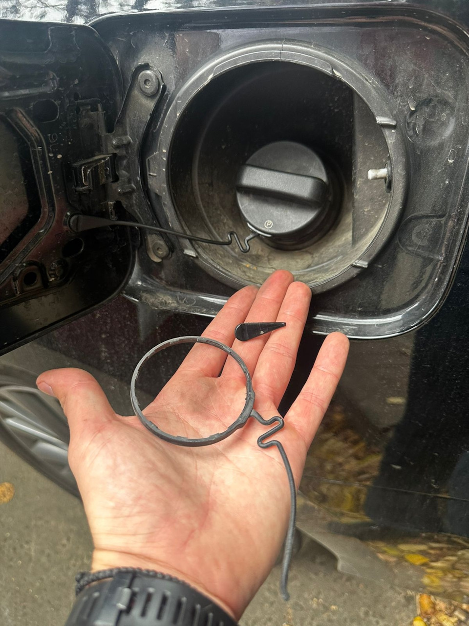Крепеж крышки бензобака — Toyota Camry (XV50), 2,5 л, 2017 года ...