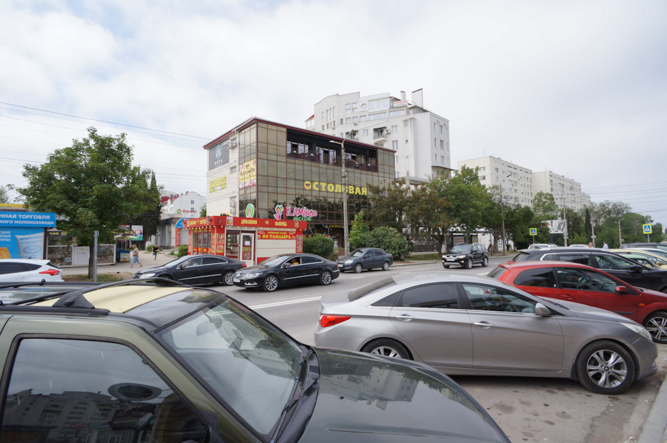 Столовая Казанок находится на 3-ем этаже этого ТРЦ. В правой части кадра дом, в котором мы жили — Lada Vesta SW (1G)