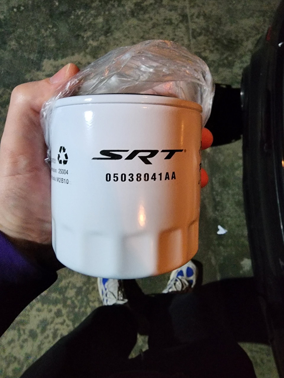 маслян фильтр мотора — Jeep Grand Cherokee SRT-8 (WK2). Запчасти на фото: SU25004, 05038041AA