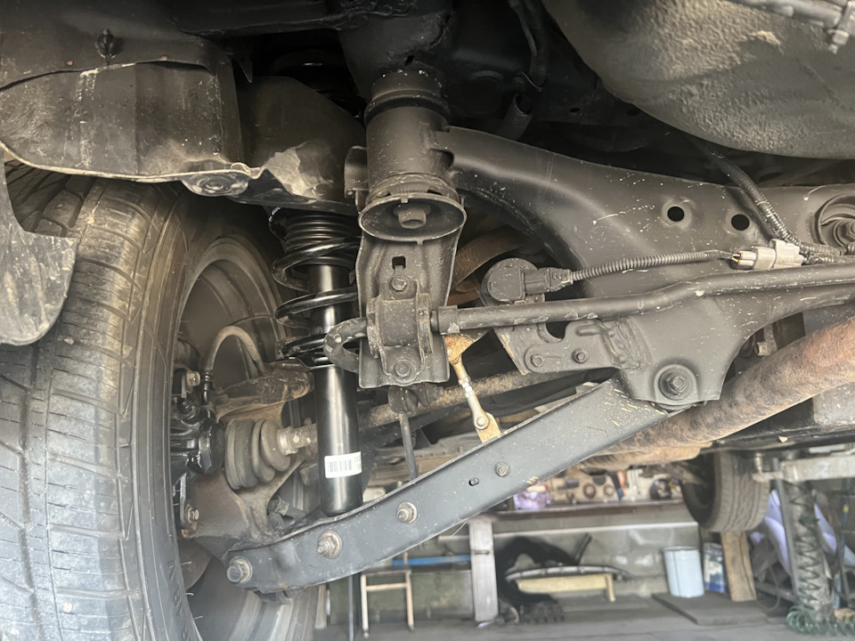 Замена задних амортизаторов. — Subaru Forester (SJ), 2,5 л, 2013 года ...