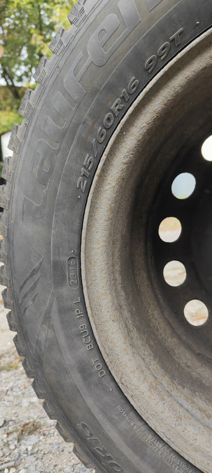 Шины зимние шипованные 215/60 R16, штампованные диски Mercedes 6,5Jx16 ...