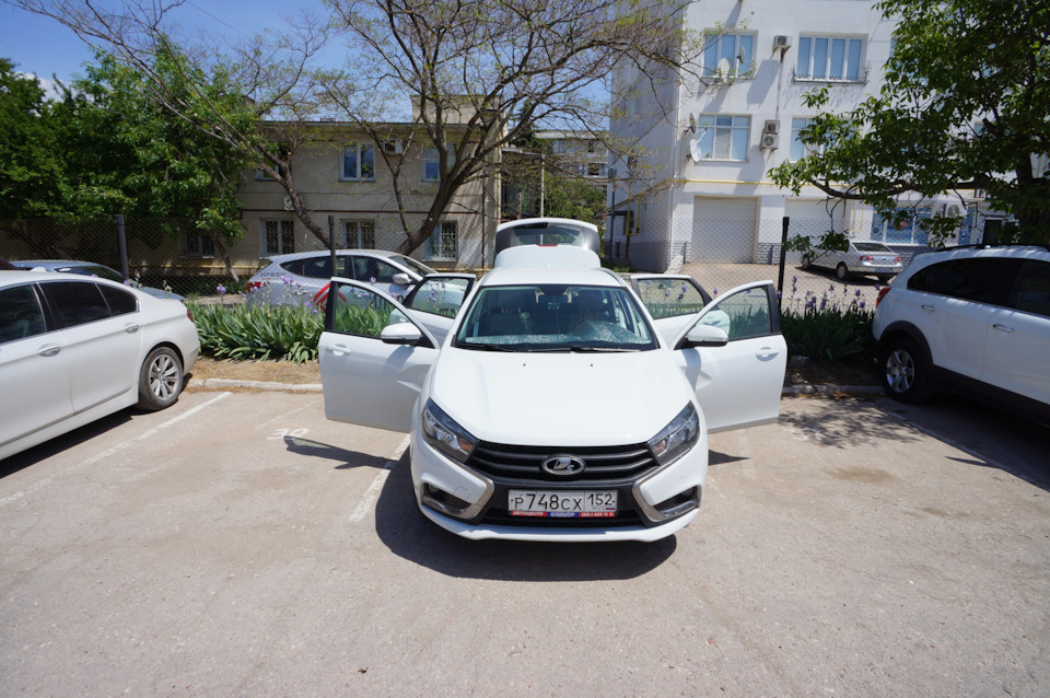 Веста в Севастополе на платной парковке возле дома выпускает жар из салона — Lada Vesta SW (1G)